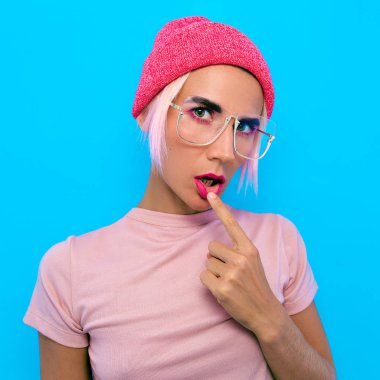 Şık aksesuarları model. Bere ve gözlük. Moda bakmak