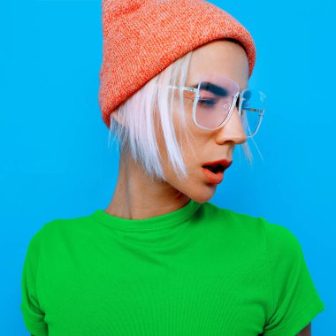 Sarışın Model şık aksesuarları. Bere ve gözlük. Moda