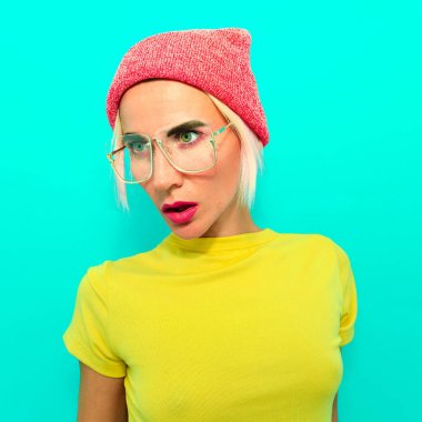 Şık aksesuarlar kız. Bere ve gözlük. Moda bakmak