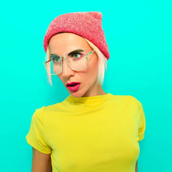 Girl in stylish accessories. Beanie and glasses. Fashion look — Stock Photo, Image