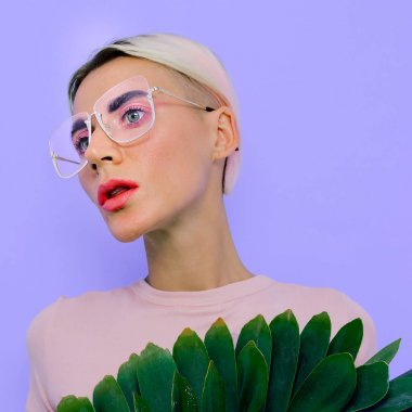  Sarışın Model şık aksesuarları. Moda gözlük. Vanilya 