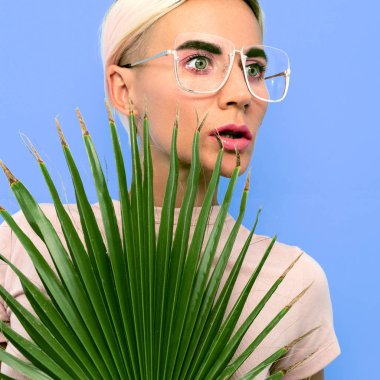  Sarışın Model şık aksesuarları. Moda gözlük. Trendler