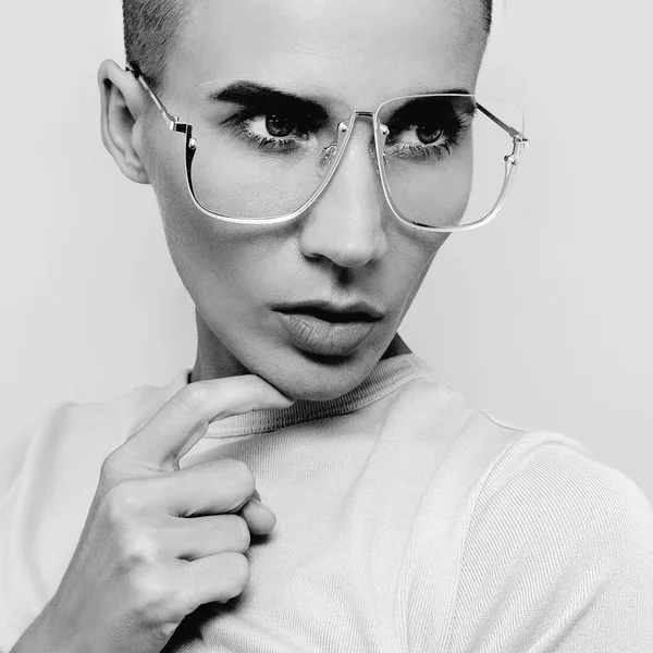 Tomboy Fashion Model in stylish accessories glasses. Trends eyew — Stock Photo, Image