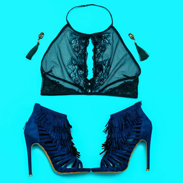 Sexy dame Concept. Lace ondergoed, hoge hak schoenen en sieraden. — Stockfoto