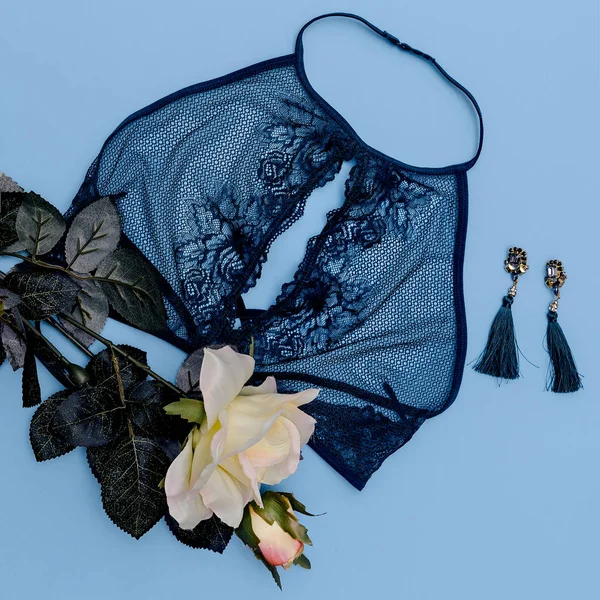 Romantisch Lady Concept. Lace ondergoed en juwelen. Bovenaanzicht — Stockfoto