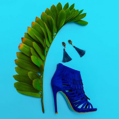 Ayakkabı topuklu ayakkabı ve takı. Şık minimal tasarım. Moda kavramı