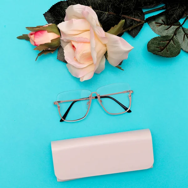 Lunettes de mode Accessoires élégants pour femmes. Pose plate minimale — Photo