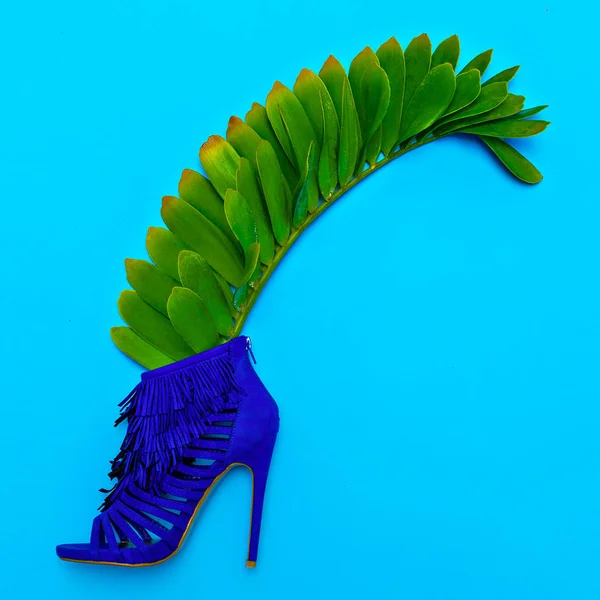 Ayakkabı topuklu. Şık minimal tasarım. Moda kavramı — Stok fotoğraf