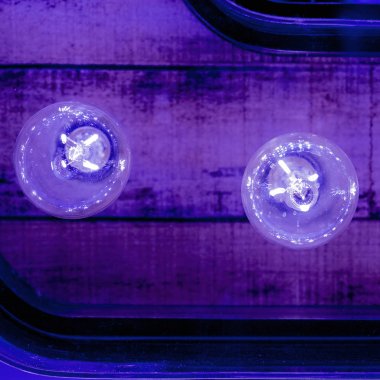 Minimalist arka plan. Ampulleri renkler Tasarım sanat