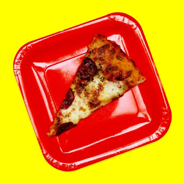 Кусок пиццы. Концепция любителя пиццы. Искусство фастфуда. Плоская жизнь — стоковое фото