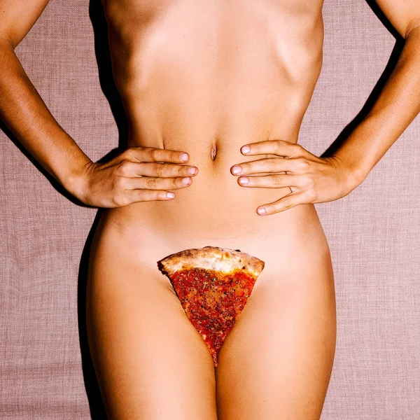 Pizza pornó. Szexi meztelen hölgy. Minimális divat művészet — Stock Fotó