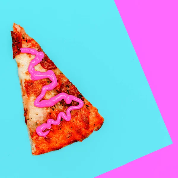 Pizza szelet. Élelmiszer-Art. Lapos feküdt a minimális Candy divat színek. — Stock Fotó