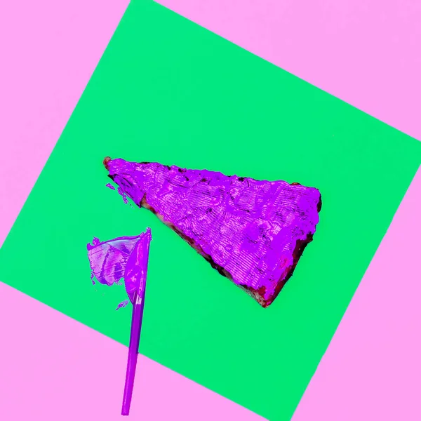 Rebanada de pizza en pintura rosa. Arte de la comida. Piso poner mínimo caramelo c — Foto de Stock