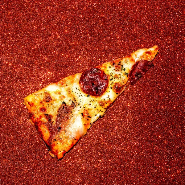 Кусок пиццы на красных блестках. Искусство фаст-фуда — стоковое фото