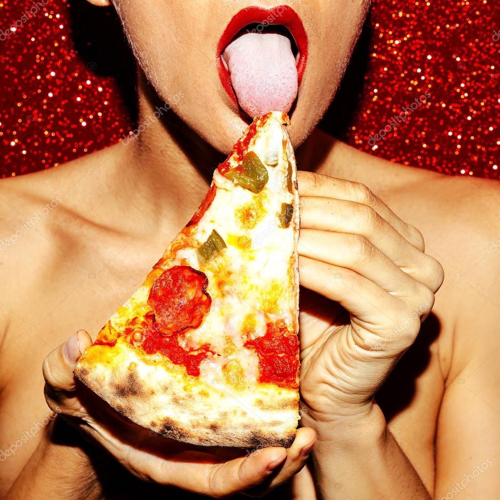 Comida porno. Amante de la pizza. Chica sexy. Arte de moda mínima — Foto de  stock © Porechenskaya 179482926