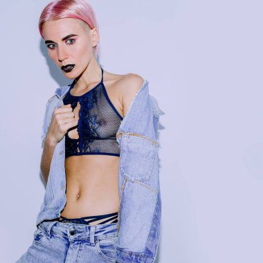 Seksi moda dantel kot pantolon ve iç çamaşırı kıyafeti sarışın kız