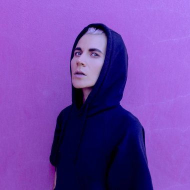 Kız ve mor duvar. Moda en az ruh hali