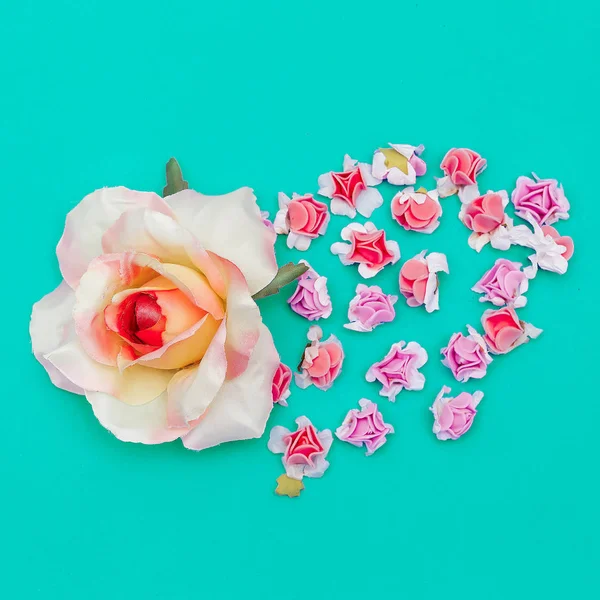 Flores de rosas .Flat leigos mínimo humor de primavera arte — Fotografia de Stock