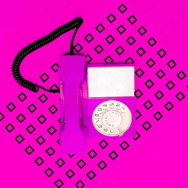 ヴィンテージのピンクの電話。ミニマルなキャンディ デザイン — ストック写真