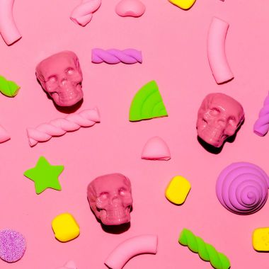 Tatlı ve kafatası arka plan. Pembe vibes. Şeker en az Flatlay ar