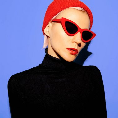 Sarışın Model moda giysiler ve moda aksesuarları. Kırmızı fasulye