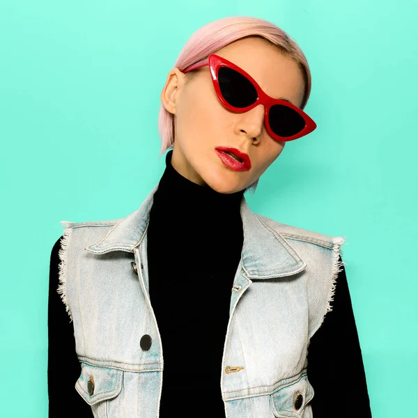 Blondes Mädchen in modischer Kleidung und trendiger Sonnenbrille. Stilmittel — Stockfoto