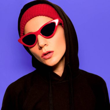 Kız moda güneş gözlüğü ve beanie. Hoody kentsel sokak stili