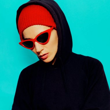 Kız moda güneş gözlüğü ve beanie. Hoody kentsel street st
