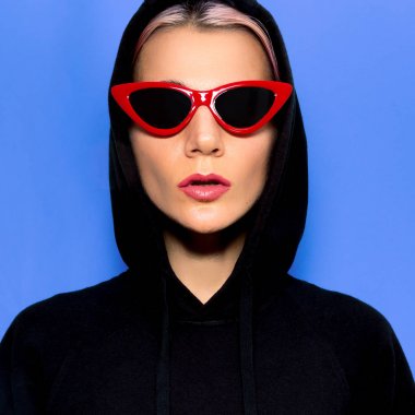 Modeli moda güneş gözlüğü ve hoody. Kentsel sokak kıyafeti yağma 