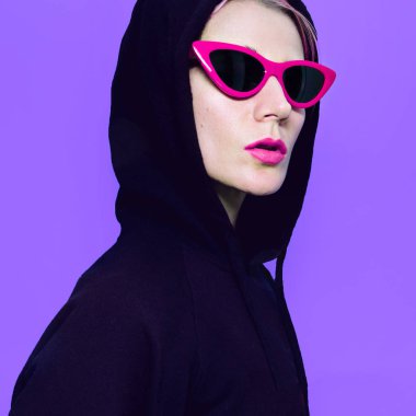Sarışın kız moda güneş gözlüğü ve hoody. Kentsel sokak kıyafeti
