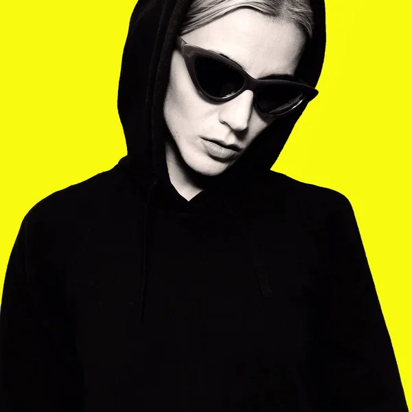 Lup blondýna v módní sluneční brýle. Urban street styl — Stock fotografie