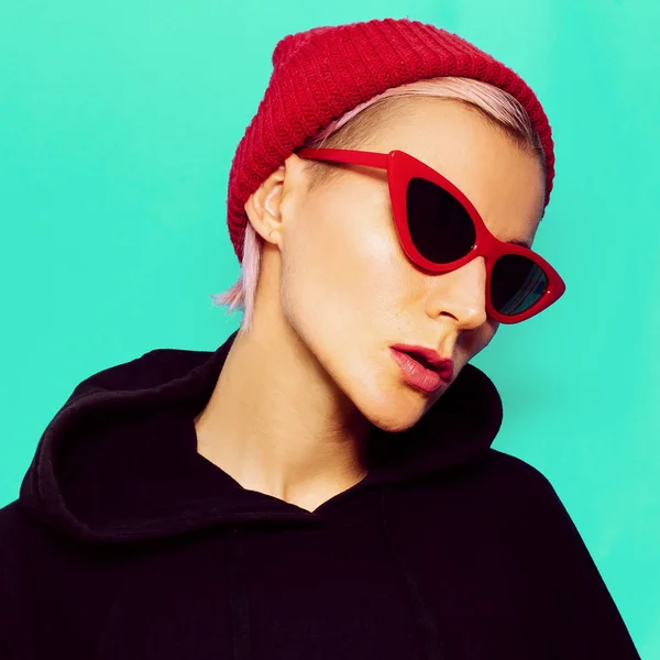Szőke modell divatos napszemüveg és micisapka. Városi utcai — Stock Fotó
