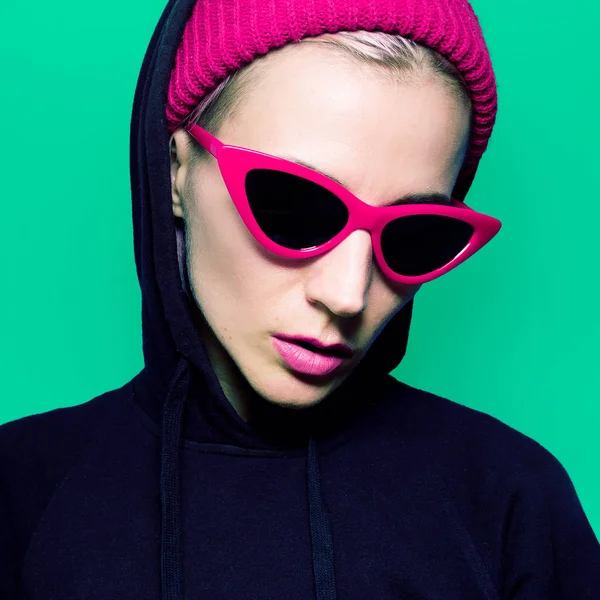 Modell in modischer Sonnenbrille und Mütze. urbaner Stil — Stockfoto
