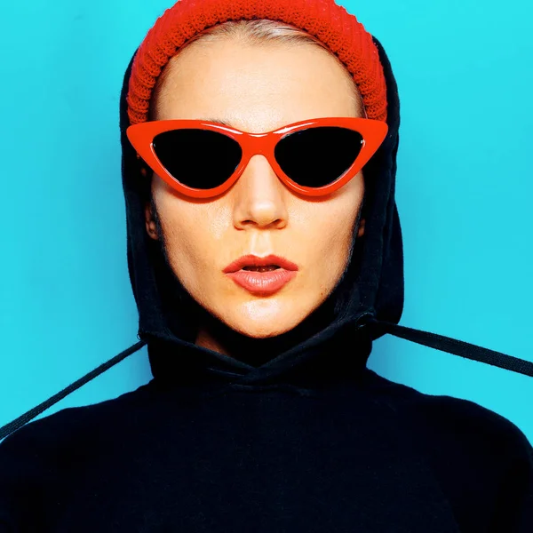 Αγοροκόριτσο μοντέλο μόδας γυαλιά ηλίου και beanie. Urban στυλ — Φωτογραφία Αρχείου