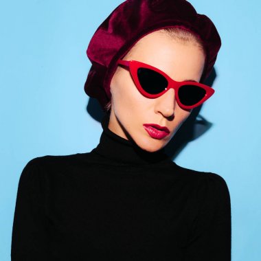 Sarışın Model bir moda aksesuar bere ve güneş gözlüğü. Vintag