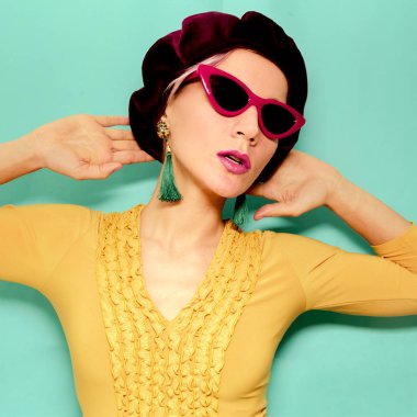 Moda Aksesuar bere ve güneş gözlüğü modeli. Sarı 