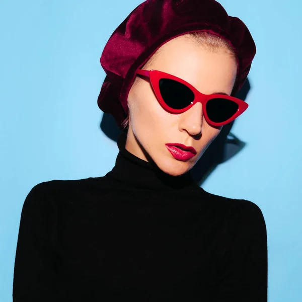 Blond Model v módní příslušenství baret a sluneční brýle. Vinobr — Stock fotografie