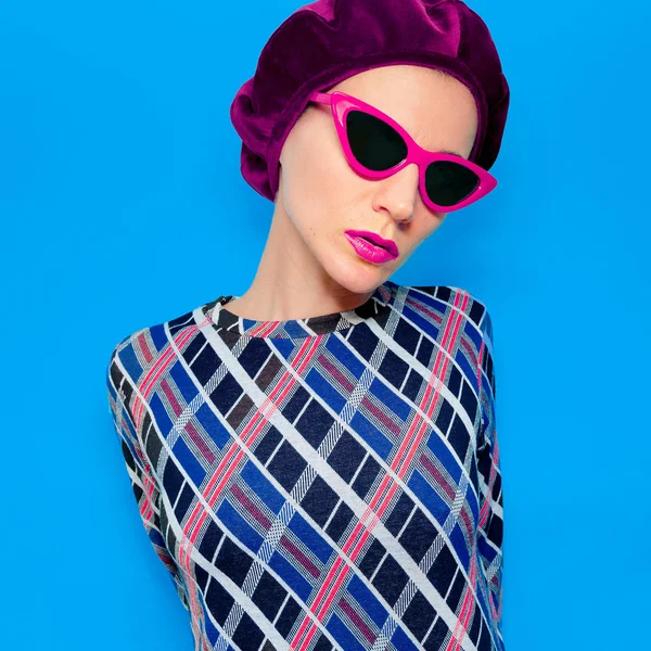 Évjárat hölgy a divat tartozék beret és a napszemüveg. Retro VI. — Stock Fotó
