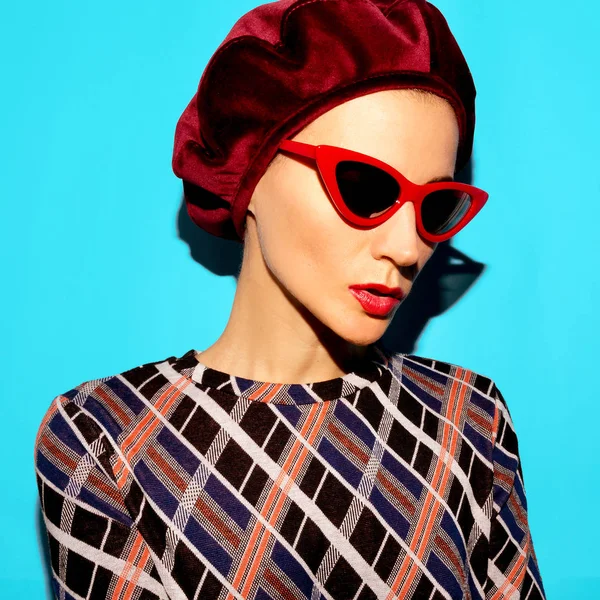 Model v módní příslušenství baret a sluneční brýle. Vintage tren — Stock fotografie