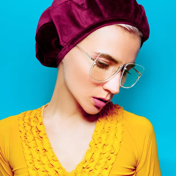 Model in mode accessoire baret en glazen. Retro stijl — Stockfoto