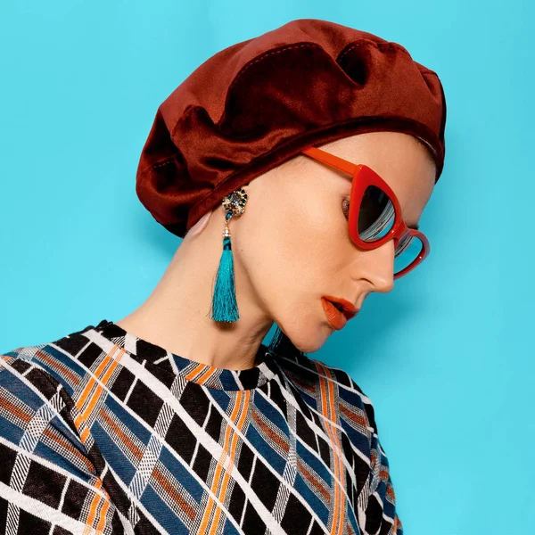 빈티지 패션 액세서리 베 레모에 안경 아가씨입니다. 귀걸이입니다. R — 스톡 사진