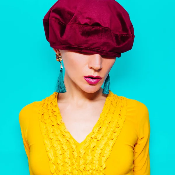 ベレー帽ファッション アクセサリーやジュエリーのヴィンテージドレスのモデルします。 — ストック写真