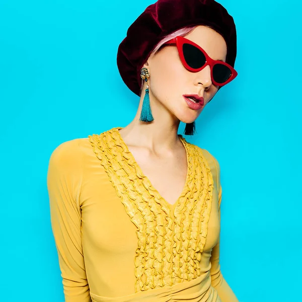 Romantic Lady in fashion accessory beret and sunglasses Vintage — Stock Photo, Image