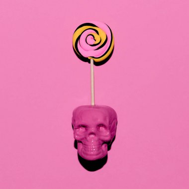 Kafatası ve lolipop. Şeker pembe ruh hali moda