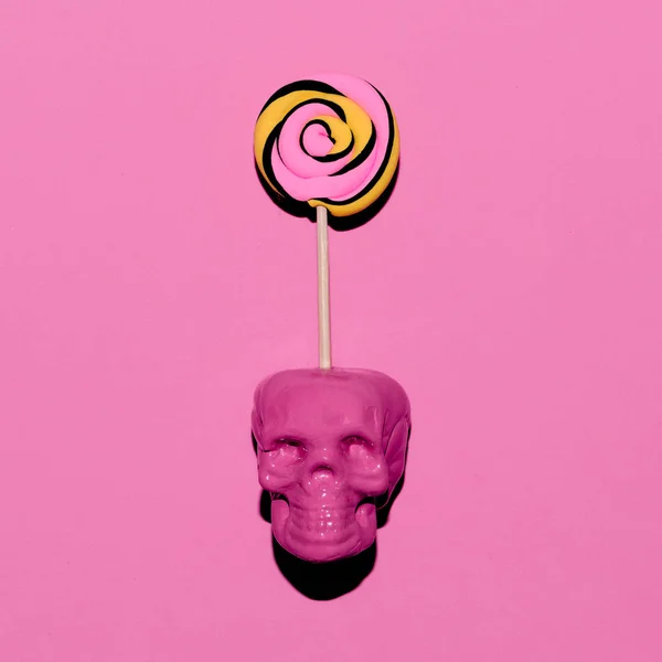 두개골 그리고 막대 사탕입니다. 캔디 핑크 무드 패션 — 스톡 사진