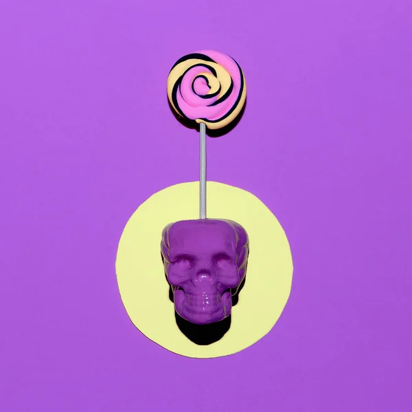 Κρανίο και Lollipop. Καραμέλα μοβ μόδα διάθεση. Flatlay τέχνη — Φωτογραφία Αρχείου