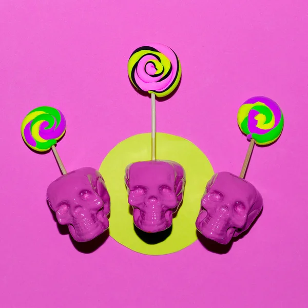 Totenköpfe Lutscher. süße Süßigkeiten Stimmung Mode Flatlay Kunst — Stockfoto