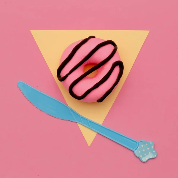 Un donut. Pose plate. Bonbons sucrés art minimal Vanille vibes — Photo