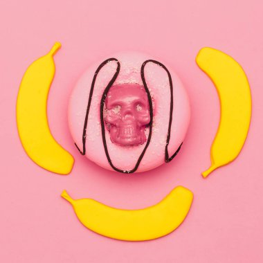 Tatlı şeker seti. Flatlay sanat. Moda çörek ve muz. 