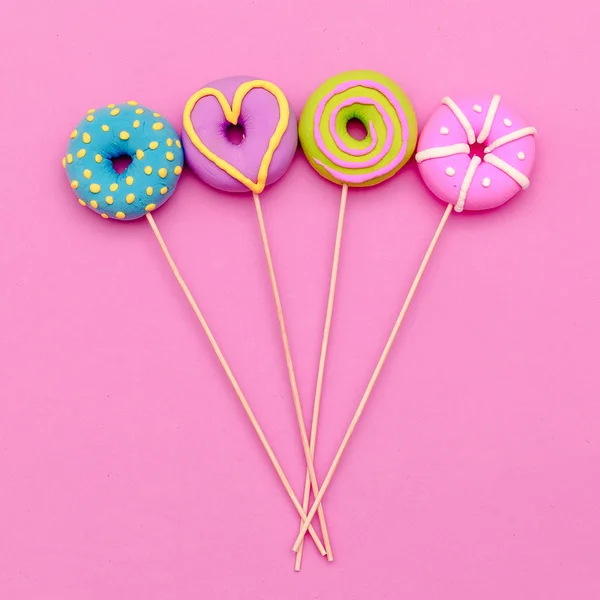 Donuts Lolipop de moda. Pink Candy Minimal Flatlay art . — Fotografia de Stock
